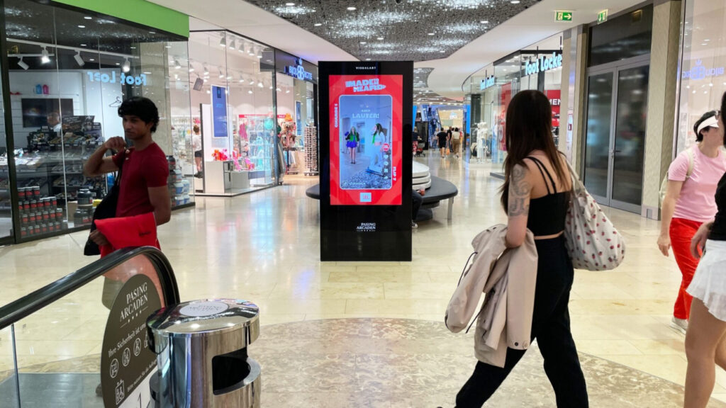 Auch in Einkaufszentren laufen Inhalte im Tiktok-Design. (Foto: Vistar Media)