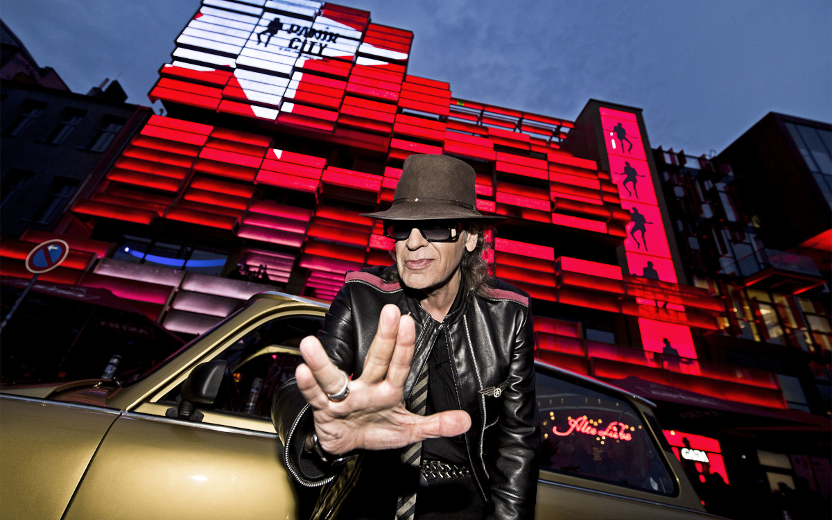 Udo Lindenberg vor der Panik City (Foto: Tina Acke / Panik City)