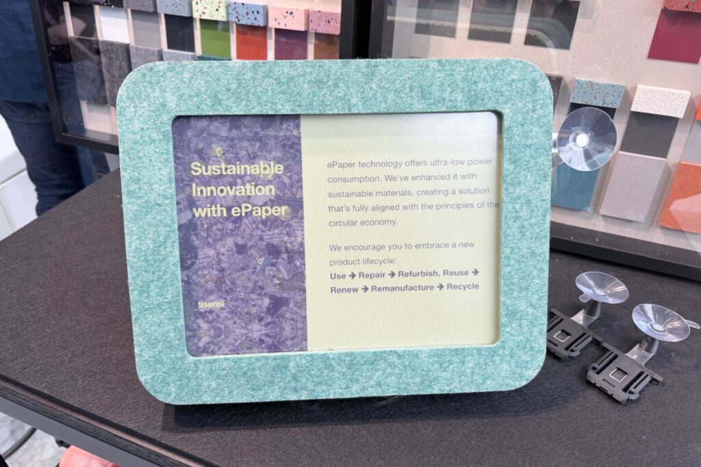 Der Rahmen aus recycelten Material und ein modulares Wandsysteme daneben (Foto: invidis)