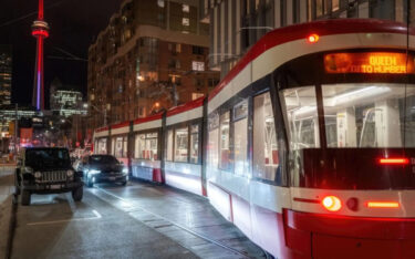 TCC taucht Displays an Haltestellen von Bus und Straßenbahn in Toronto durch E-Paper aus. (Foto: TTC)