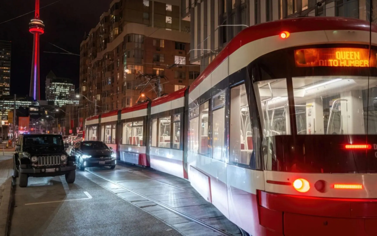 TCC taucht Displays an Haltestellen von Bus und Straßenbahn in Toronto durch E-Paper aus. (Foto: TTC)