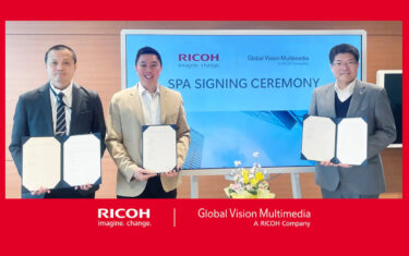 Von links: Kenny Liow, Director bei Global Vision Multimedia, Hooi Ping Lee, Co-Founder & Director bei Global Vision Multimedia & Kei Uesugi, Managing Director Asia Pacific bei Ricoh (Foto: Ricoh)