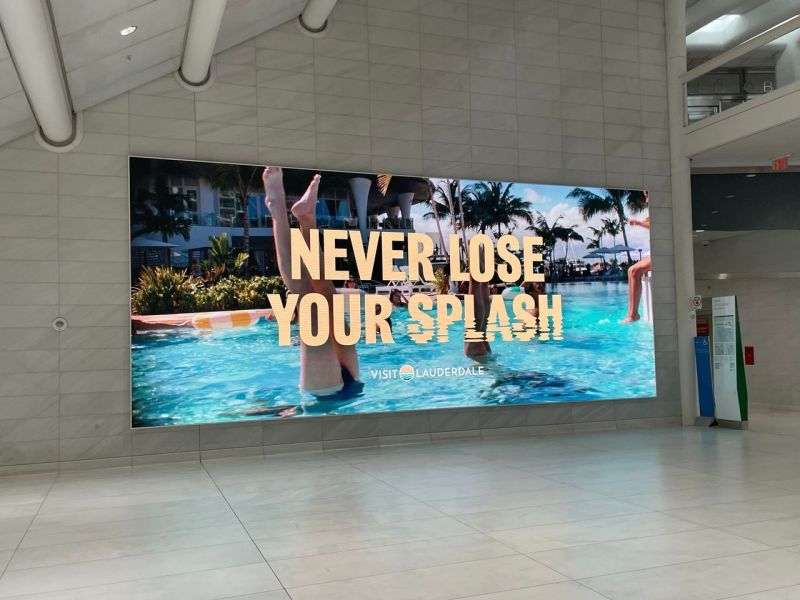 Screen im Westfiled World Trade Center mit "Never Lose Your Splash"-Claim (Foto: SPARK)