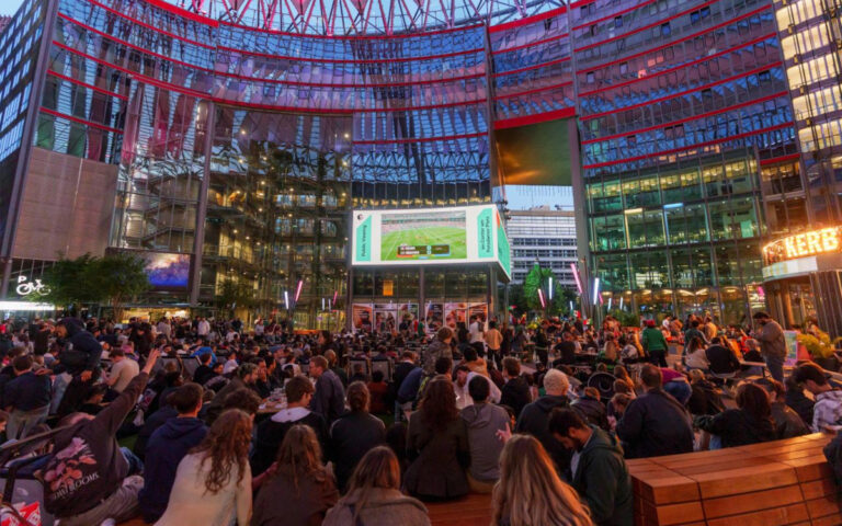 Auf den Hygh-Screen am Potsdamer Platz lief bereits das Auftaktspiel zwischen Mexiko und Südafrika. (Foto: HYGH)