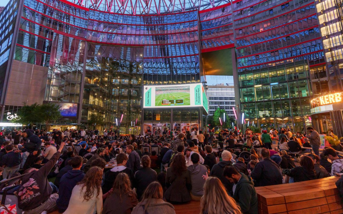 Auf den Hygh-Screen am Potsdamer Platz lief bereits das Auftaktspiel zwischen Mexiko und Südafrika. (Foto: HYGH)