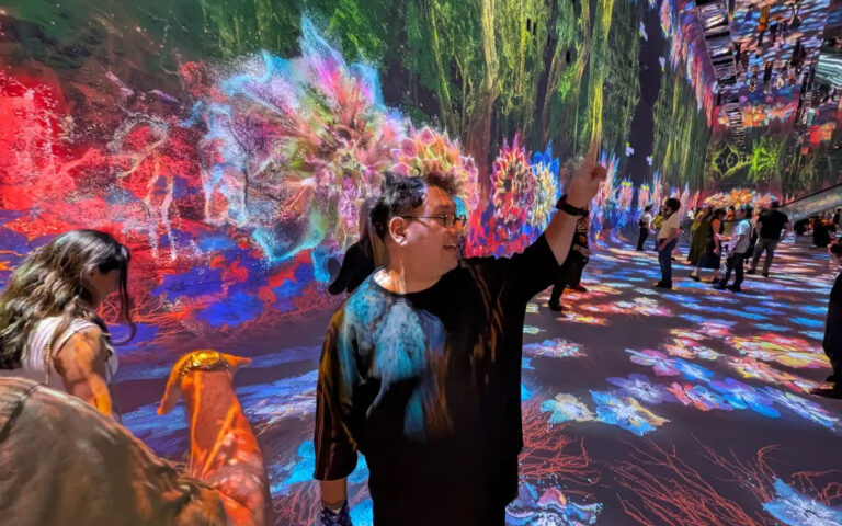 Refik Anadol bei der Eröffnung von Dataland (Foto: invidis)