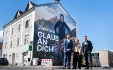 Von links: Walter Lackner, Abteilungsleiter Geschäftsfeldentwicklung Tiroler Sparkasse; Brigitte Huber, Regionalleitung Tirol Epamedia und Patrick Götz, Vorstand Tiroler Sparkasse (Foto: Tiroler Sparkasse)