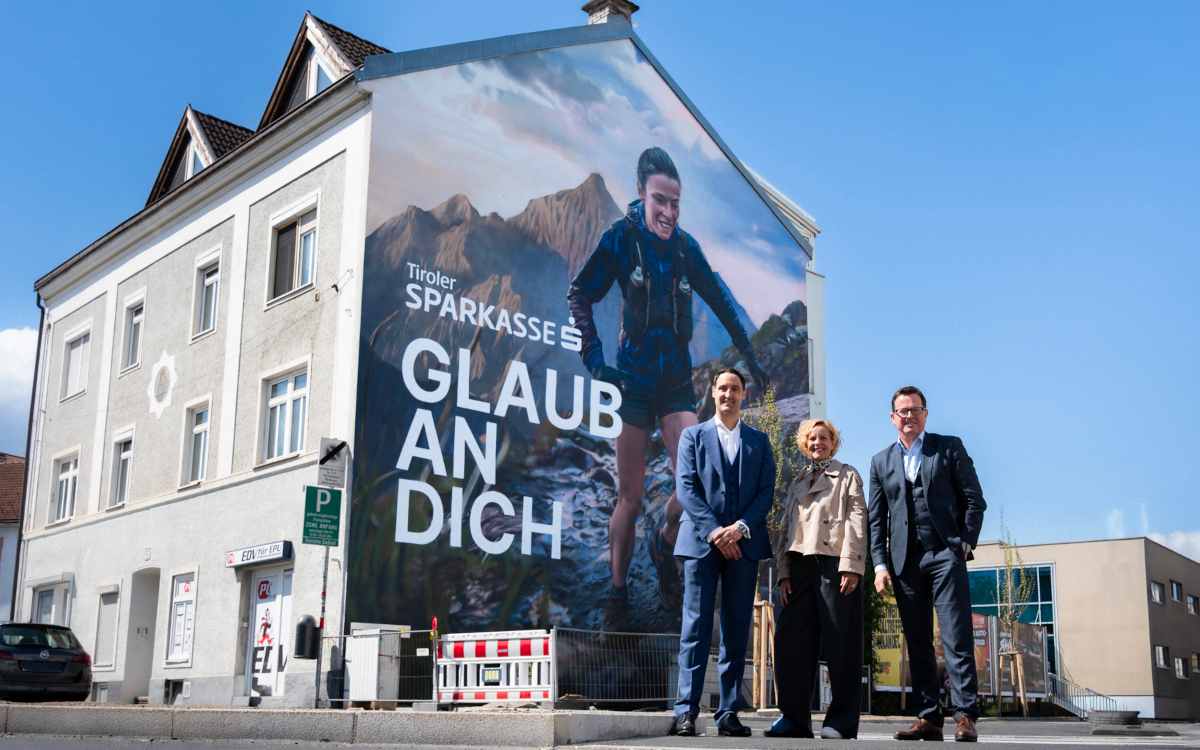 Von links: Walter Lackner, Abteilungsleiter Geschäftsfeldentwicklung Tiroler Sparkasse; Brigitte Huber, Regionalleitung Tirol Epamedia und Patrick Götz, Vorstand Tiroler Sparkasse (Foto: Tiroler Sparkasse)