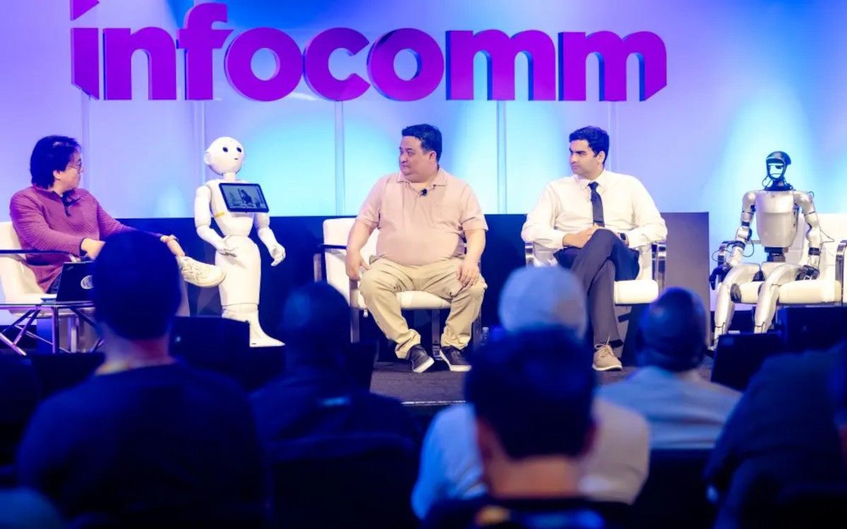 Panel mit Robotern auf der Infocomm 2025 (Foto: AVIXA)