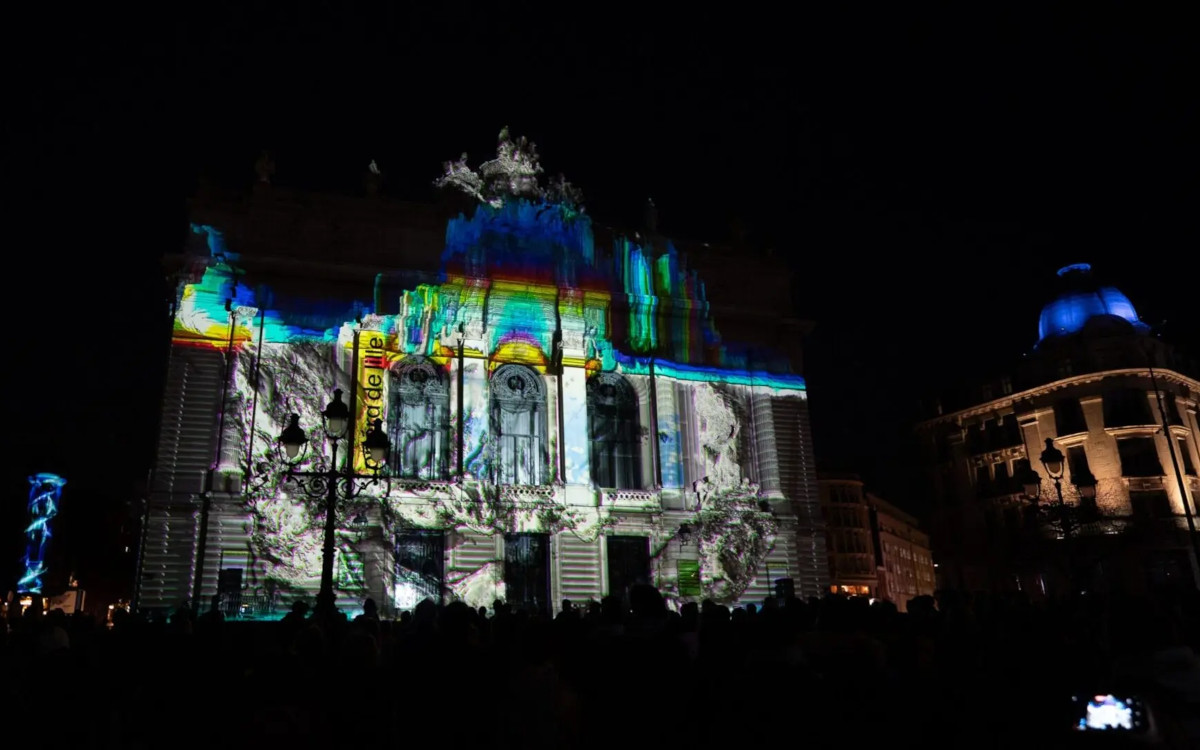 Eine Projection-Mapping-Installation beleuchtet die Opéra de Lille während des Lille Video Mapping Festivals 2026. (Foto: Panasonic)