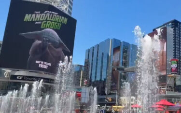 Ein DooH-Grogu lässt den Springbrunnen plätschern. (Foto: Disney/Lucasfilm)