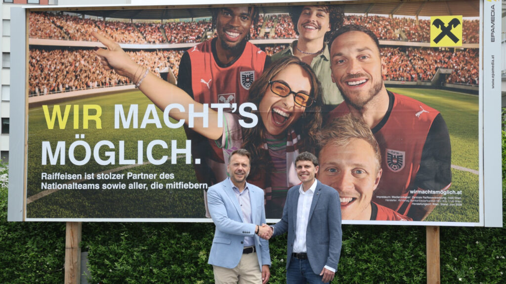 Von links: Willi Bonsjak, Regionalleitung Vorarlberg bei Epamedia, und Raphael Kiene, Kommunikation/Werbung bei der Raiffeisen Landesbank Vorarlberg (Foto: EPAMEDIA)