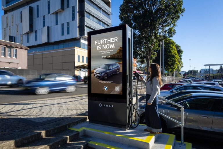 Der DooH-Spot von BMW wird auf ausgespielt, wenn das angeschlossenen Auto kein BMW ist. (Foto: JOLT)