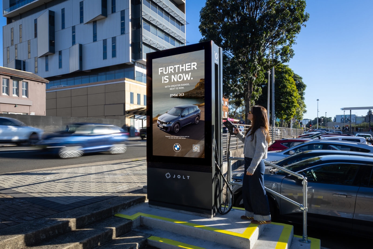 Der DooH-Spot von BMW wird auf ausgespielt, wenn das angeschlossenen Auto kein BMW ist. (Foto: JOLT)