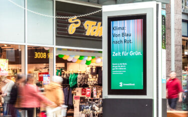 Eine DooH-Kampagne zum "Show Your Stripes Day" von verschiedenen Unternehmen wird über das Clim-Ad-Netzwerk ausgespielt. (Foto: climAD)