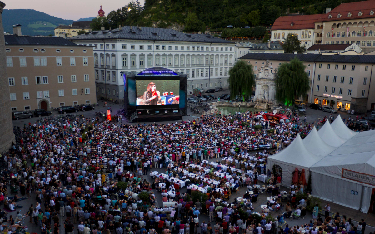 Monitorwerbung stellt bei den Salzburger Festspielen im Juli und August 2026 zwei doppelseitige digitale Stelen auf. (Foto: monitorwerbung)