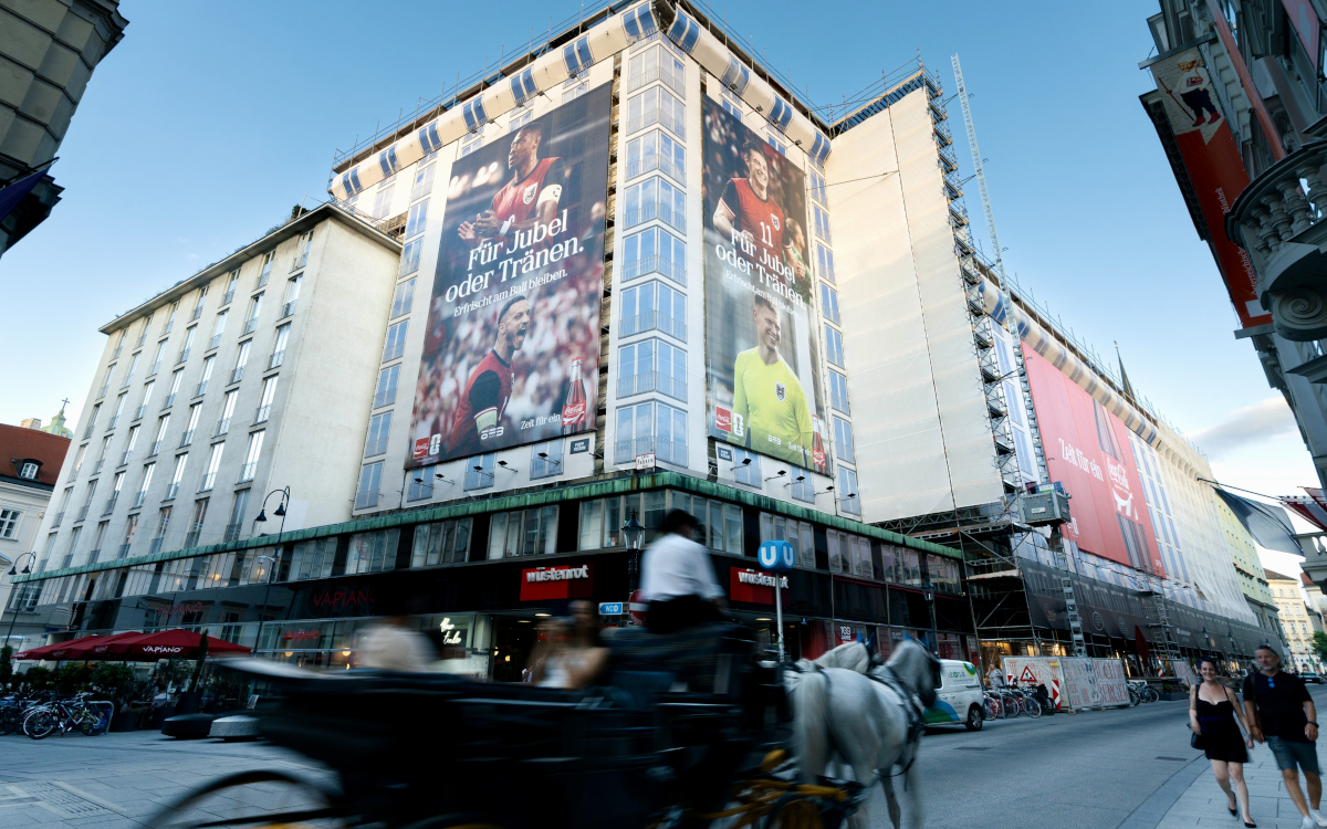 Coca Cola bespielt die neue OoH-Fläche von Popp Vision in der Wiener Herrengasse. (Foto: Popp VIsion)