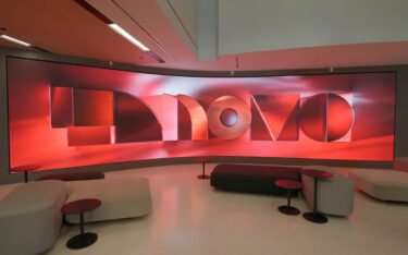 Der LED-Screen von Nanolumens ist das Herzstück im neuen Briefing Center von Lenovo (Foto: Fivestone Studios)
