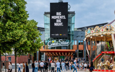 Der neue Screen "The Star Lights" hängt direkt über dem Eingang des Cinestar-Kinos. (Foto: Ocean Outdoor)