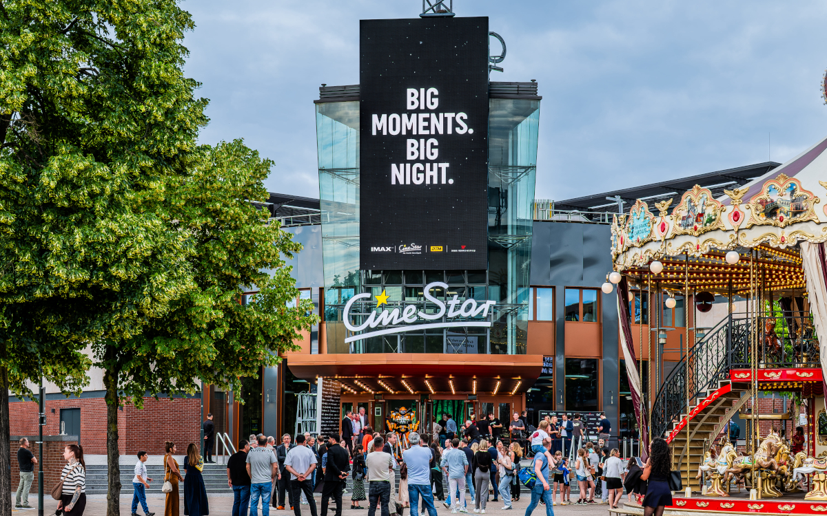 Der neue Screen "The Star Lights" hängt direkt über dem Eingang des Cinestar-Kinos. (Foto: Ocean Outdoor)
