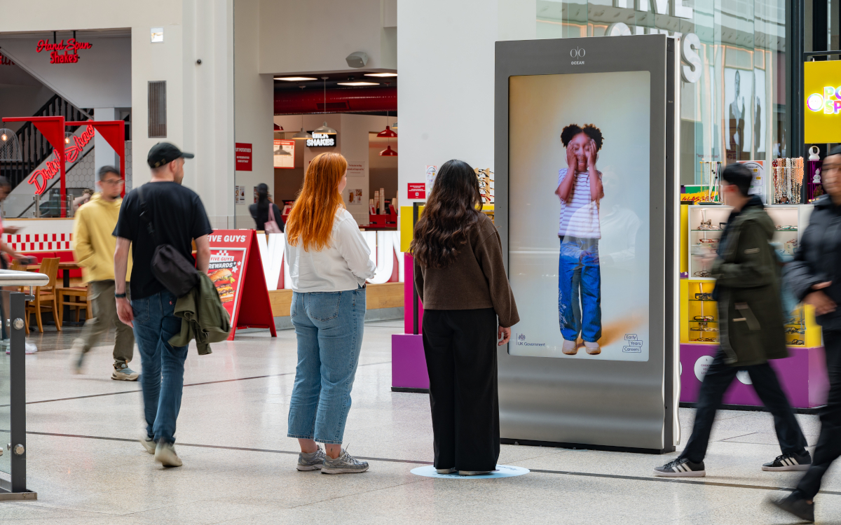 Mit einer interaktiven DooH-Kampagne macht das britische Bildungsministerium auf Berufe in der frühkindlichen Erziehung aufmerksam. (Foto: Ocean Outdoor)