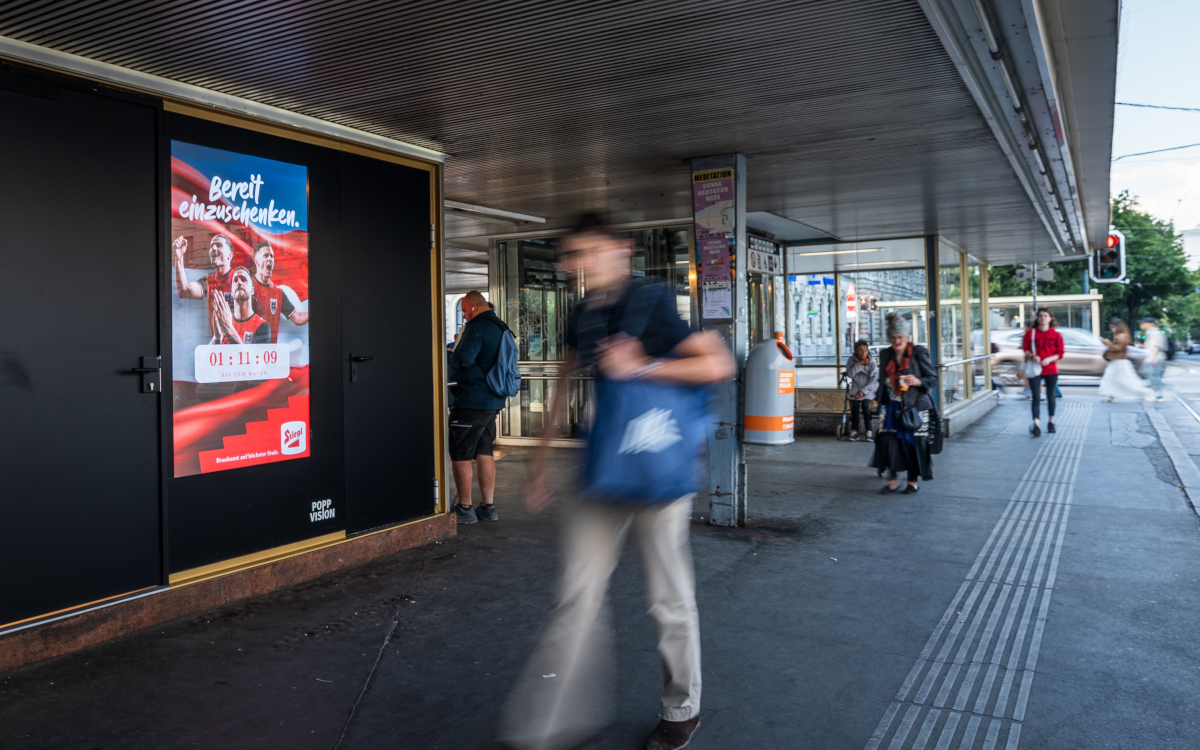 Auf den DooH-Screen vons Popp Vision läuft der Live-Countdown zum nächsten WM-Spiel Österreichs. (Foto: Popp Vision)