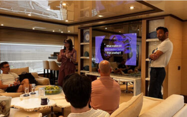 Laure Malergue (links), CEO von Displace und Hayssam Soueidan, CTO von Displayce, stellten die neue Agenten-Suite im Rahmen der Cannes Lions 2026 vor. (Foto: Displayce)