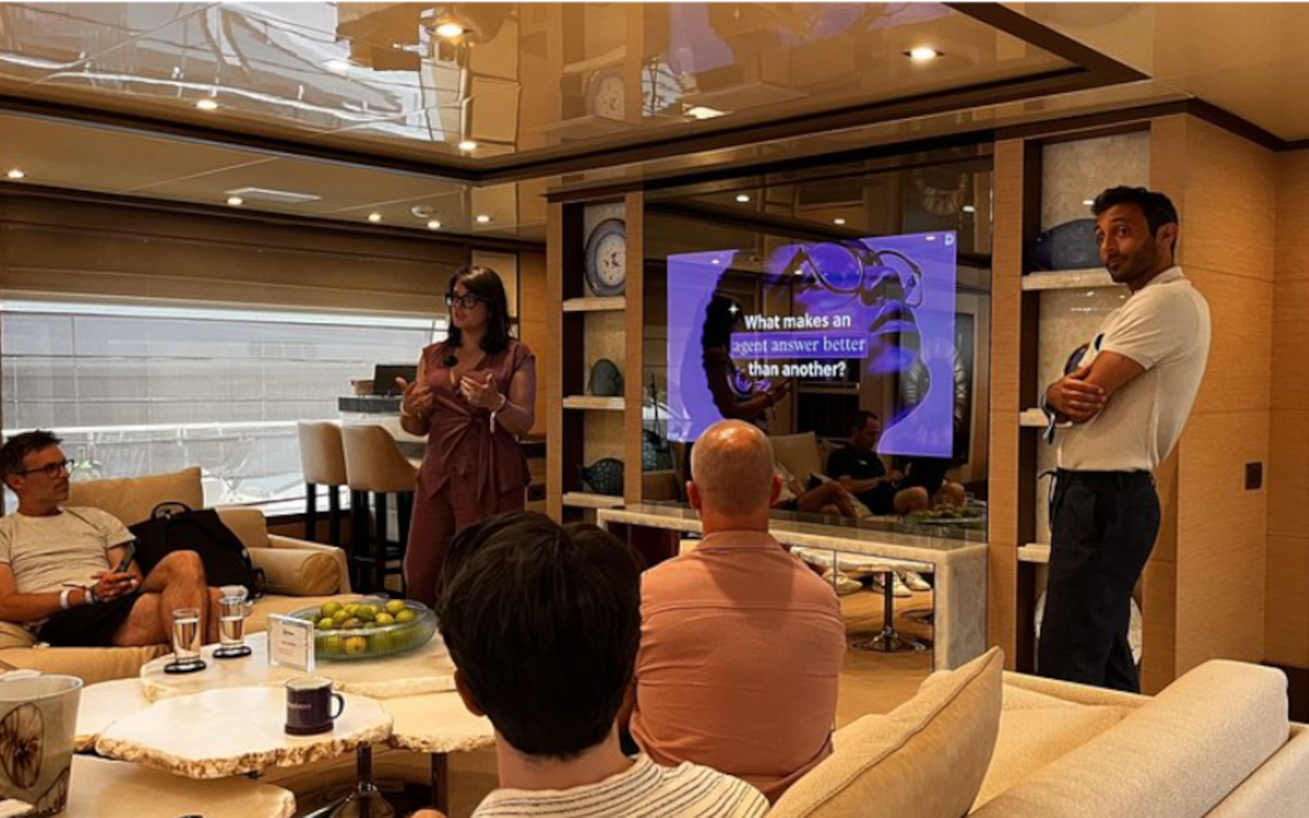 Laure Malergue (links), CEO von Displace und Hayssam Soueidan, CTO von Displayce, stellten die neue Agenten-Suite im Rahmen der Cannes Lions 2026 vor. (Foto: Displayce)