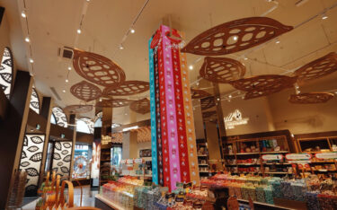 Die LED-Säule in der Mitte bildet ds Herzstück des digitalen Konzept des Lindt-Flagship-Stores. (Foto: First Impression)