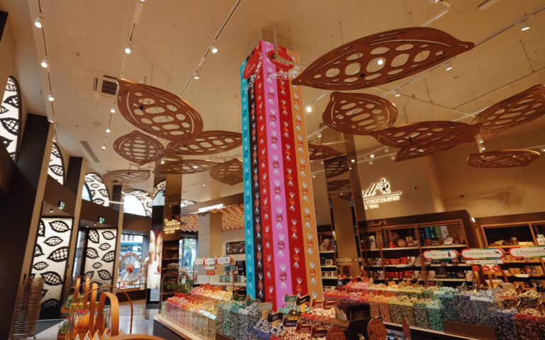 Die LED-Säule in der Mitte bildet ds Herzstück des digitalen Konzept des Lindt-Flagship-Stores. (Foto: First Impression)