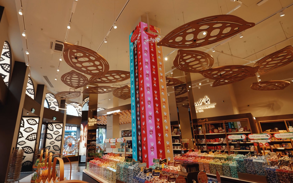 Die LED-Säule in der Mitte bildet ds Herzstück des digitalen Konzept des Lindt-Flagship-Stores. (Foto: First Impression)