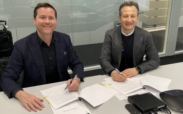 Von links: Antoine Toublanc, Director bei Algam Enterprise, und Francesco Ziliani, CEO von Spinetix, bei der Vertragsunterzeichnung. (Foto: SpinetiX)