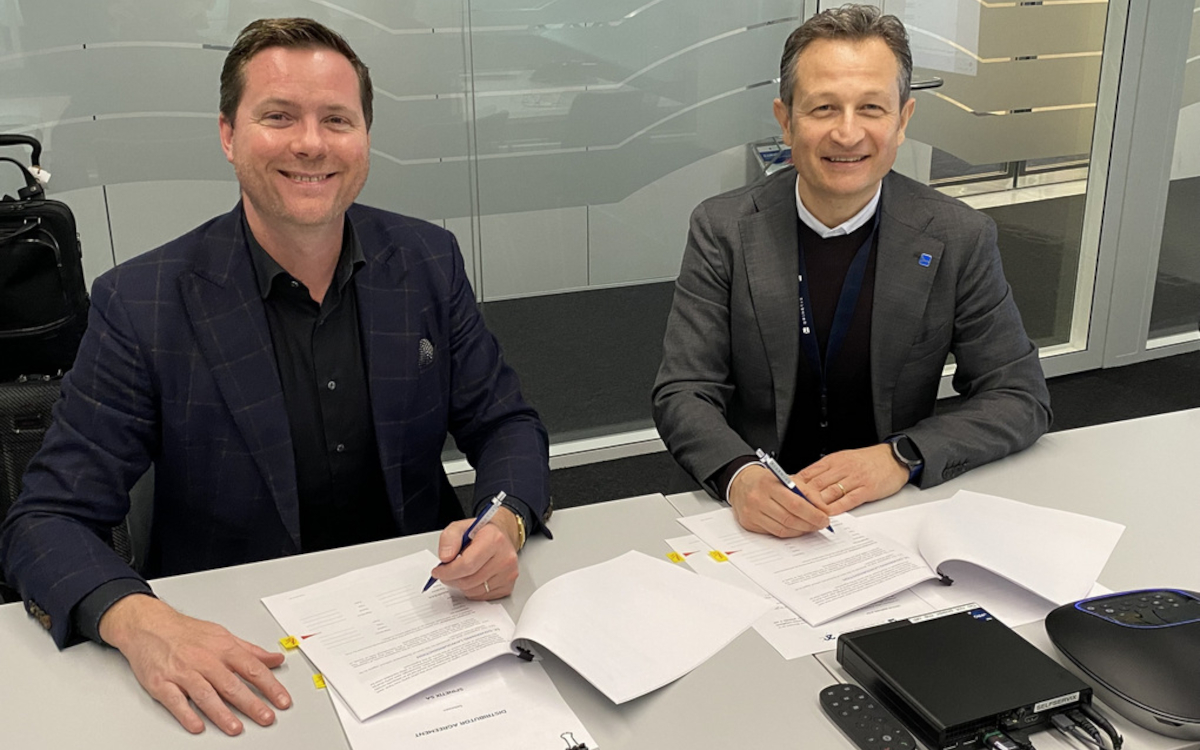 Von links: Antoine Toublanc, Director bei Algam Enterprise, und Francesco Ziliani, CEO von Spinetix, bei der Vertragsunterzeichnung. (Foto: SpinetiX)