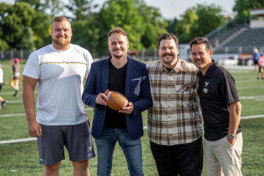 Von links: Florian Sudi, Spieler der Vienna Vikings, Wolfgang Pernkopf, Director of Sales bei Monitorwerbung, Kevin Bialobrzeski, Key Account Manager bei Monitorwerbung, und Chris Calaycay, Trainer der Vienna Vikings (Foto: monitorwerbung)