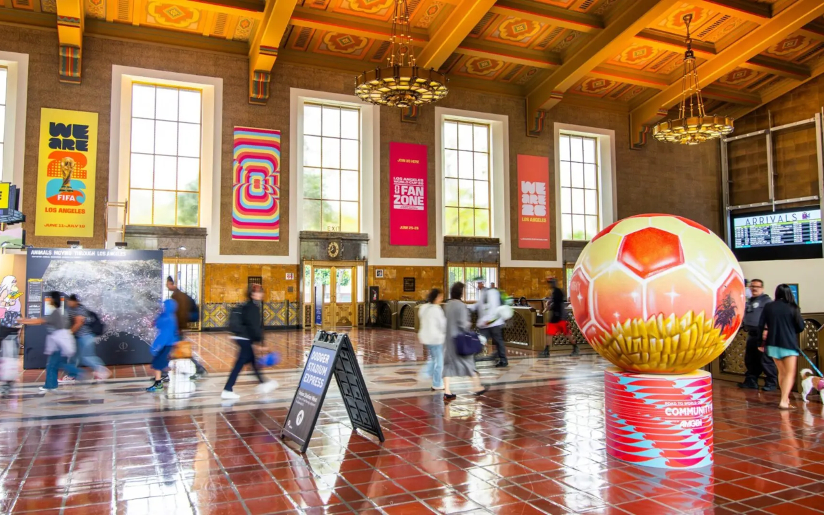Die Los Angeles Union Station dient im Rahmen von Outfront Medias neuem Werbe- und Erlebnisprogramm als Fifa World Cup 2026 Fan Zone – inklusive entsprechender Branding-Maßnahmen. (Foto: OUTFRONT)