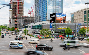 Die OoH-Kampagne von Weroad mit zwei Riesenpostern am Alexanderplatz (Foto: WeRoad)