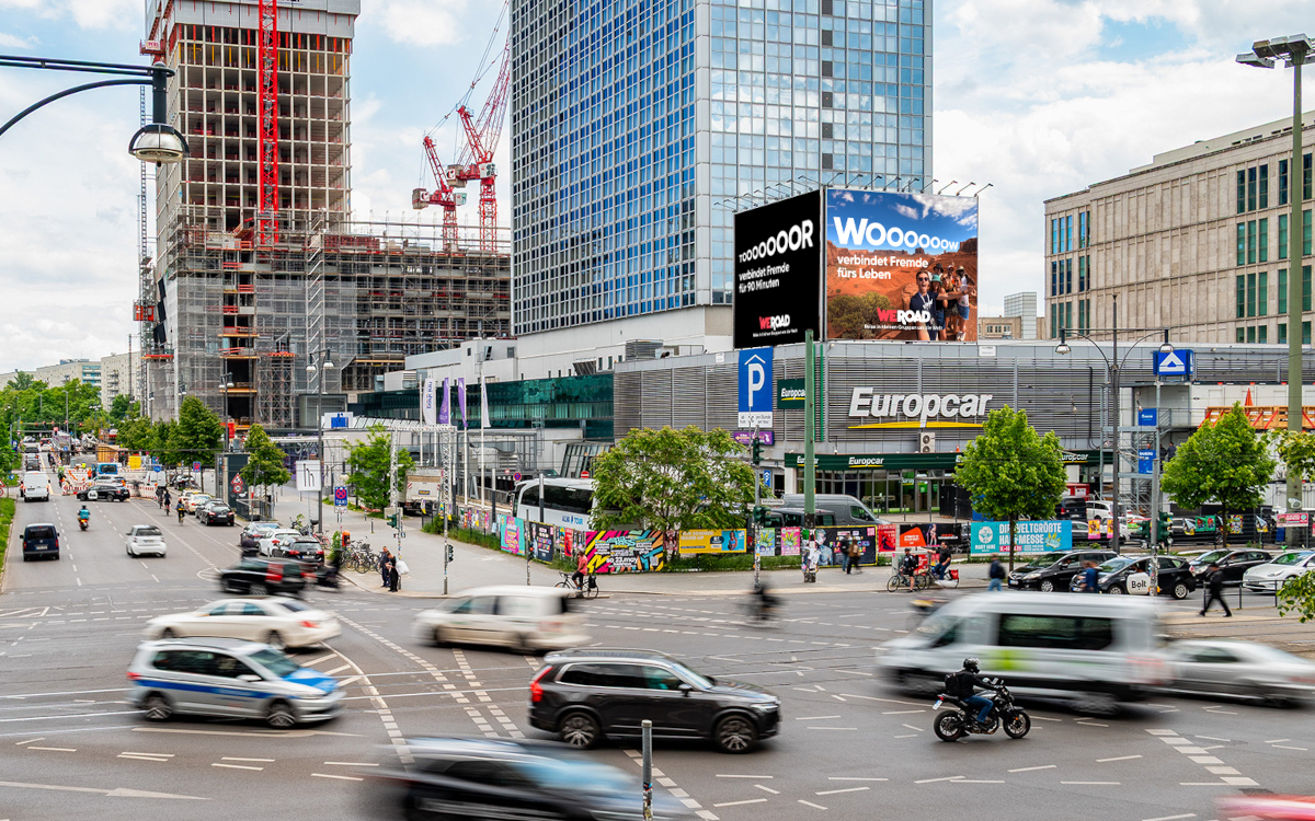 Die OoH-Kampagne von Weroad mit zwei Riesenpostern am Alexanderplatz (Foto: WeRoad)