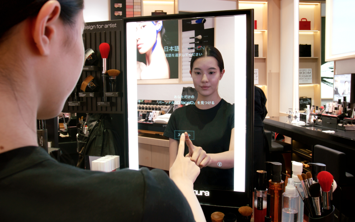 Der Smart Mirror kann per Touch bedient werden. (Foto: FFFACE.ME)