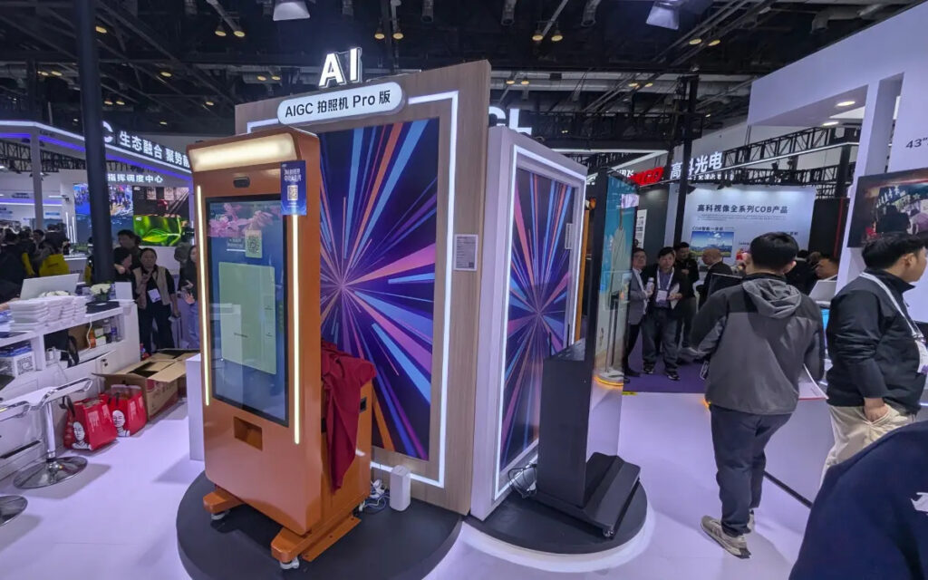 AI war ein prägendes Thema auf der Infocomm China 2026. (Foto: invidis)