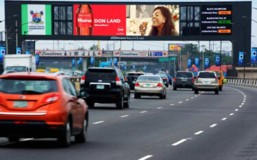 DooH-Verkehrskonstruktion in Lagos (Foto: JC Decaux)