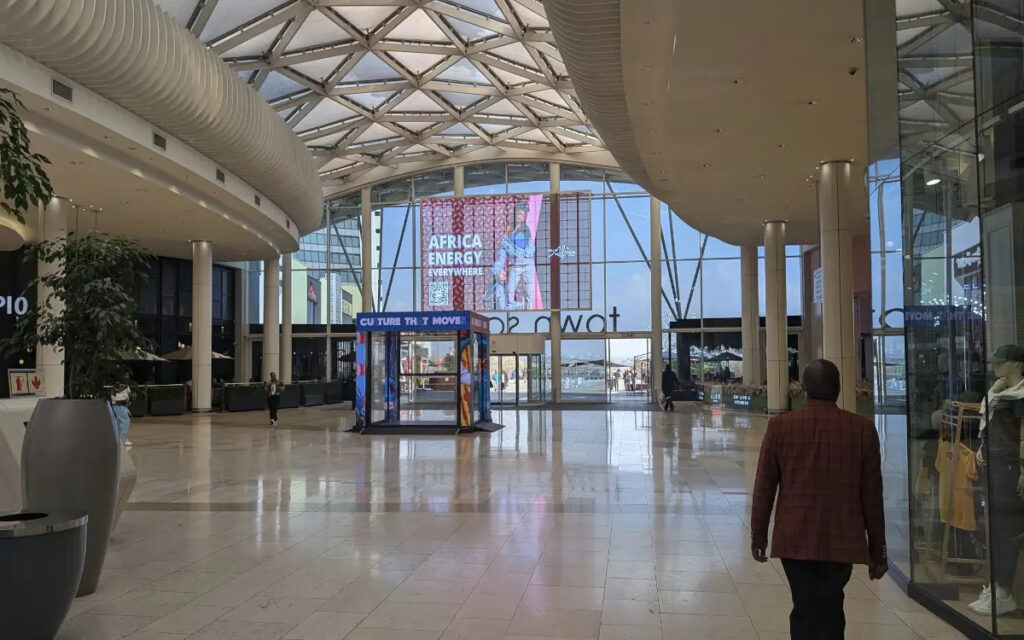 LED-Würfel vor einem großformatigen LED-Display am Haupteingang der Mall of Africa (Foto: invidis)