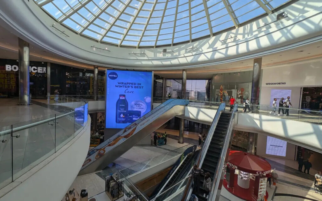 Nivea-Werbung auf einer der baumförmigen LED-Säulen im Atrium der Mall of Africa (Foto: invidis)