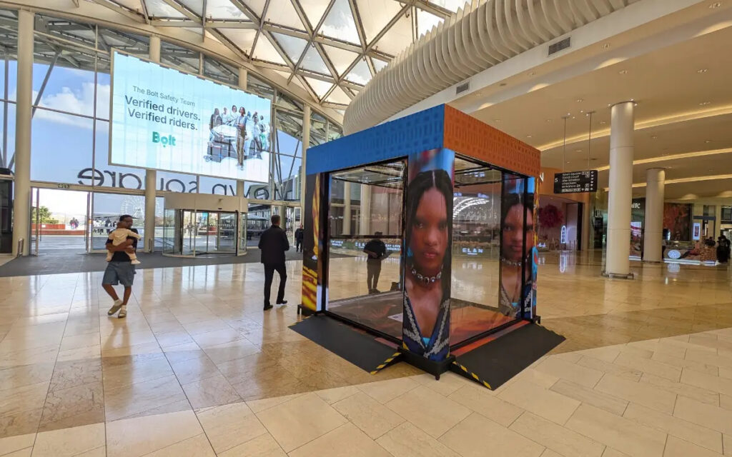 Digitaler Pop-up-Würfel mit LED-Kanten und interaktivem LED-Boden am Haupteingang der Mall of Africa (Foto: invidis)