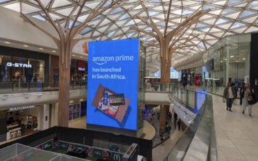 Amazon Prime wirbt großflächig auf transparenter LED in der Mall of Africa. (Foto: invidis)