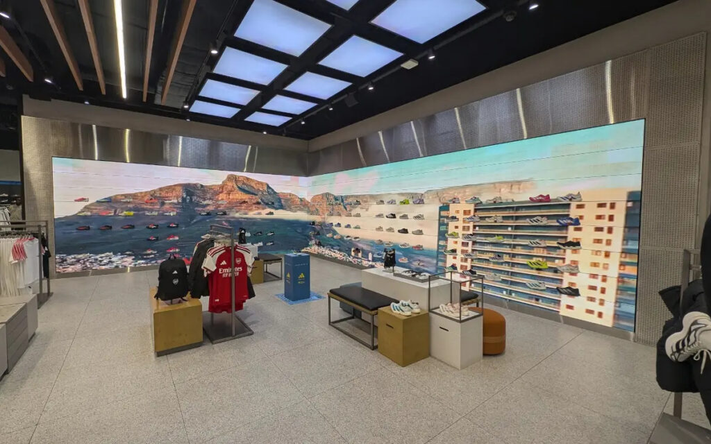 Digitale Schuhwand im Adidas-Store (Foto: invidis)