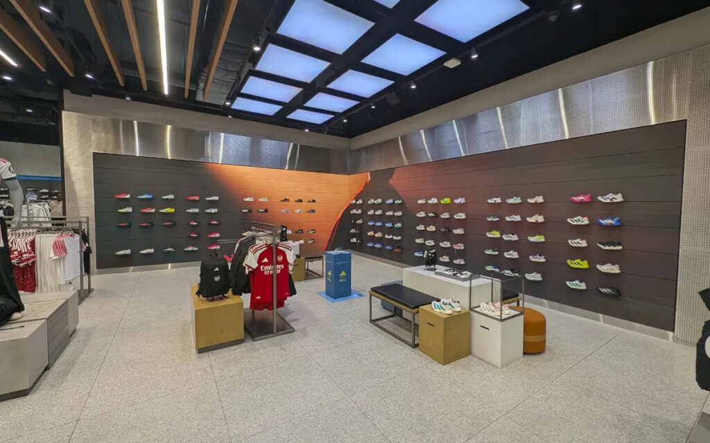 Digitale Schuhwand im Adidas-Store (Foto: invidis)
