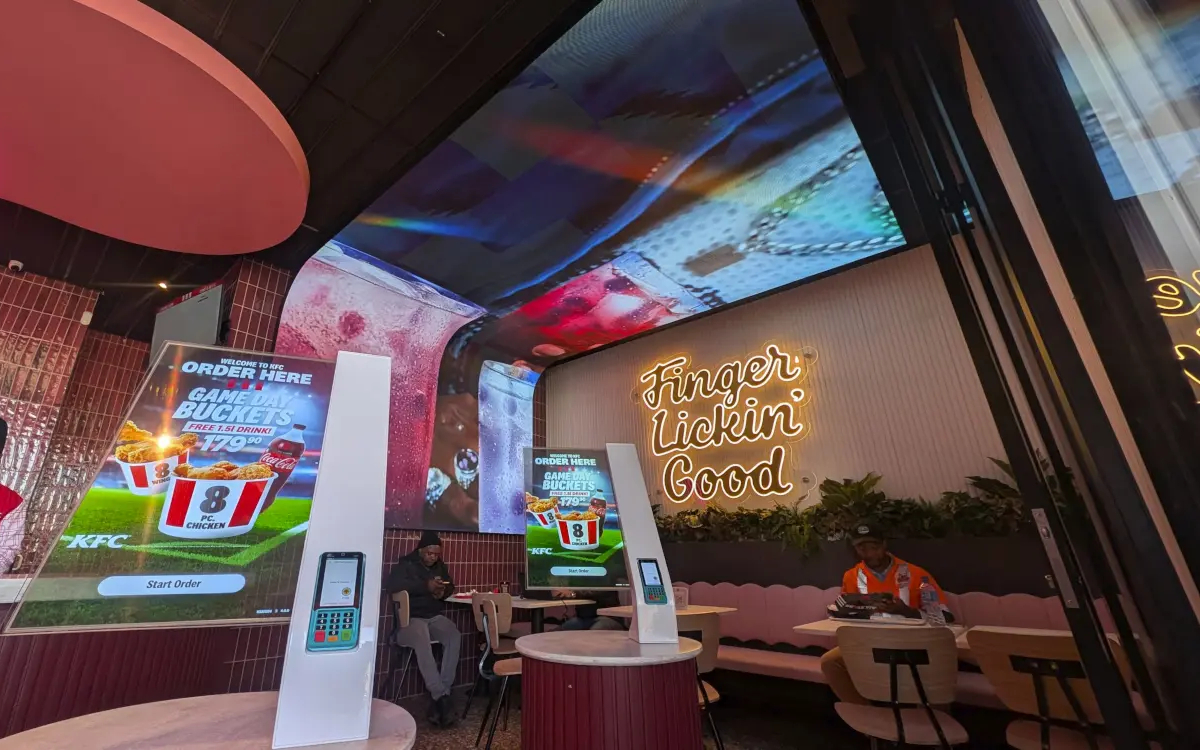 Der neue KFC-Standort in Johannisburg hat transparente Displays in den Bestellterminals. (Foto: invidis)