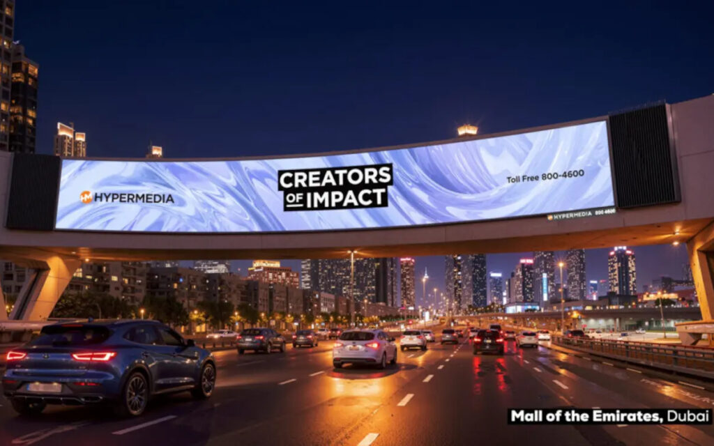 An der Mall of the Emirates in Dubai ersetzt Hypermedia gemeinsam mit Majid Al Futtaim die bestehende DooH-Brücke durch eine größere, geschwungene Anlage. (Foto: Hypermedia)