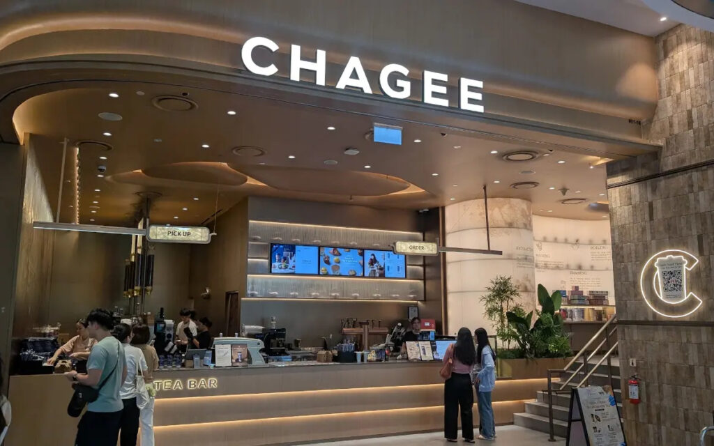 Auch bei der chinesischen Tee-Kette Chagee sind die digitalen Menüboards auf dem Tresen. (Foto: invidis)