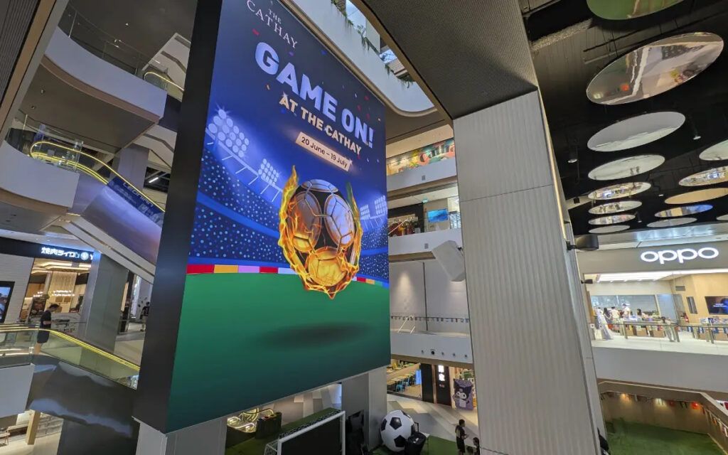 Eine LED-Wall als zentrale Installation The Cathay (Foto: invidis)